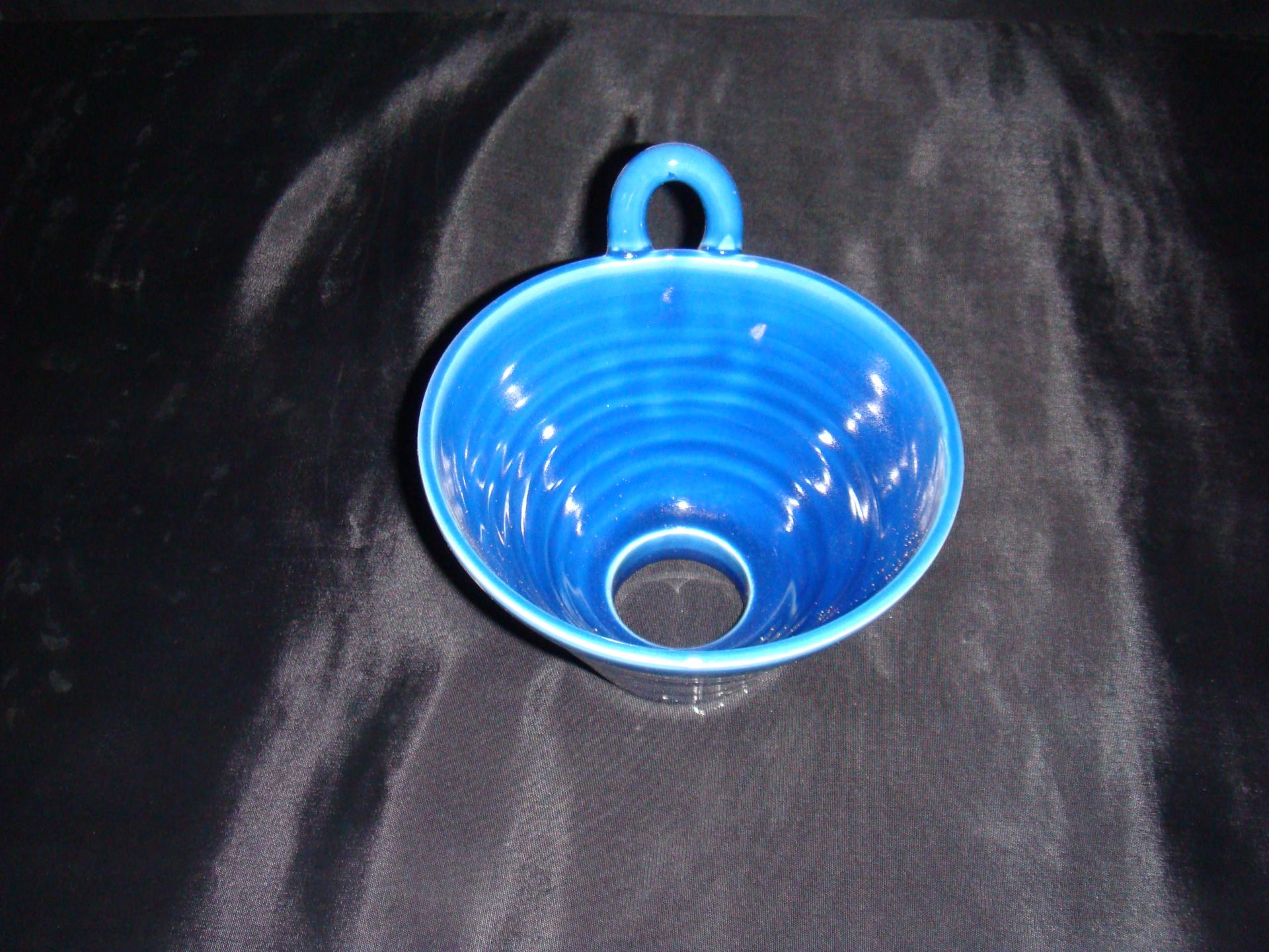 Entonnoir bleu poterie la draille
